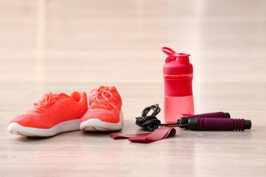 Odada spor aletleri var.