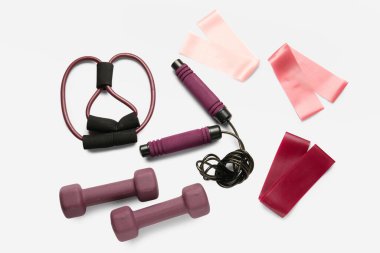Beyaz arkaplanda şık spor ekipmanları
