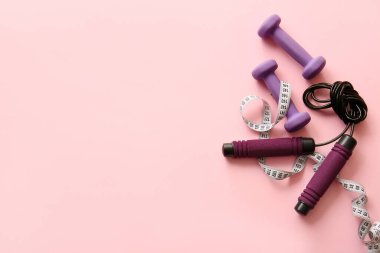 Havalı ip atlama, dambıl ve pembe arka planda mezura.