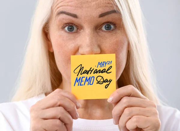 Mujer Madura Sosteniendo Papel Con Texto Mayo Día Nacional Memo — Foto de Stock