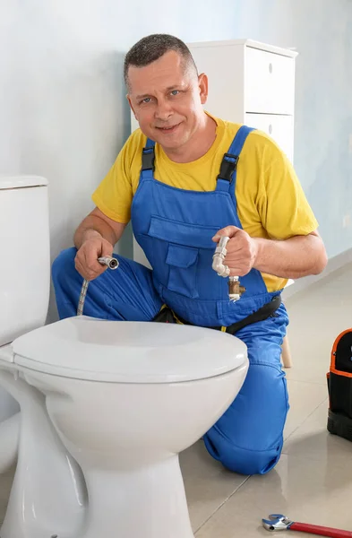 Rörmokare Som Arbetar Toaletten — Stockfoto