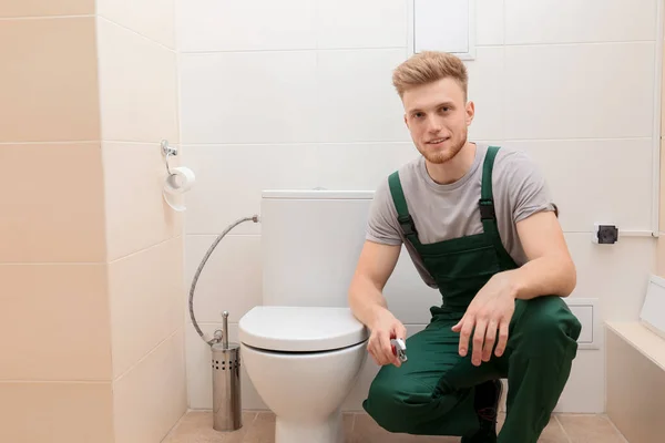 Tesisatçı Tuvalette Çalışıyor — Stok fotoğraf