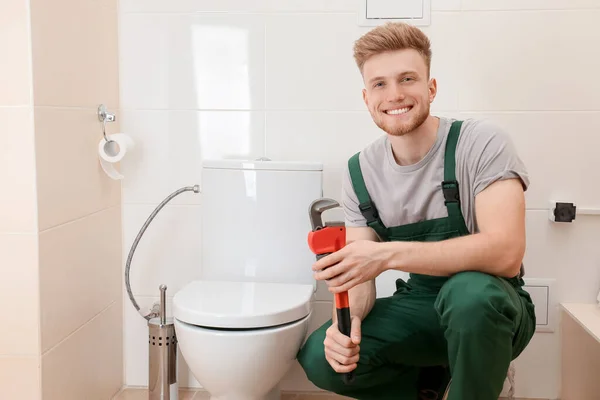 Fontanero Trabajando Baño — Foto de Stock