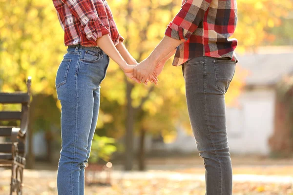 Jovem Casal Feliz Data Romântica Parque — Fotografia de Stock