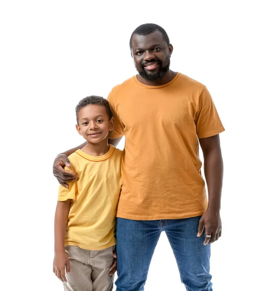 Retrato Homem Afro Americano Com Seu Filhinho Sobre Fundo Branco — Fotografia de Stock