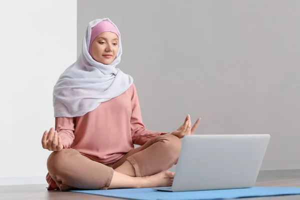 Schwangere Muslimin Meditiert Mit Laptop Fitnessstudio — Stockfoto