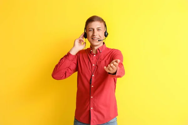Απαντώντας Σύμβουλος Του Τηλεφωνικού Κέντρου Ακουστικά Κίτρινο Φόντο — Φωτογραφία Αρχείου