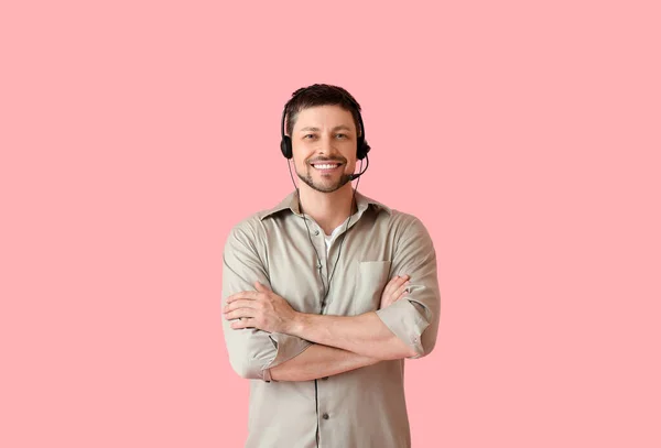 Consultor Sonriente Call Center Auriculares Sobre Fondo Rosa —  Fotos de Stock