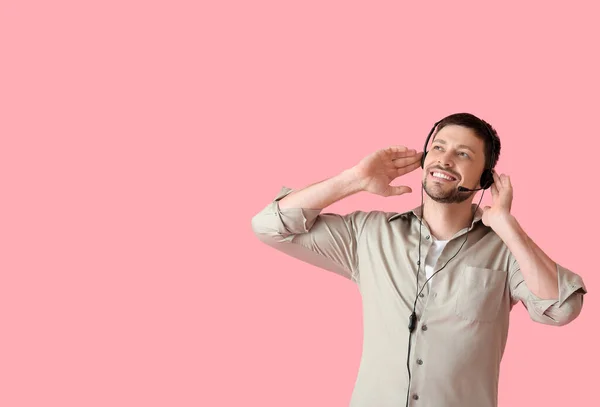Χαμογελώντας Σύμβουλος Του Τηλεφωνικού Κέντρου Ακουστικά Ροζ Φόντο — Φωτογραφία Αρχείου