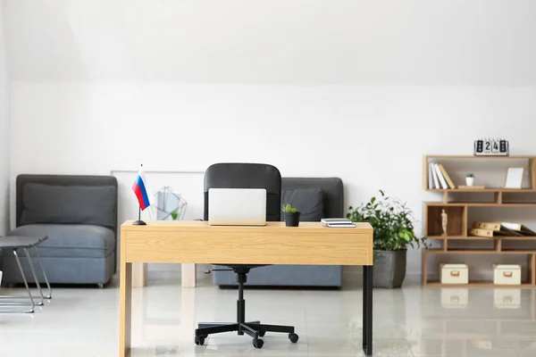 Interieur Eines Modernen Büros Mit Russischer Flagge Und Modernem Laptop — Stockfoto