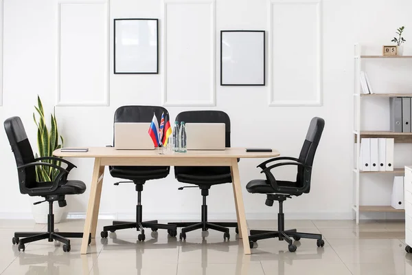 Interieur Van Moderne Vergaderzaal Met Laptops Vlaggen Tafel — Stockfoto