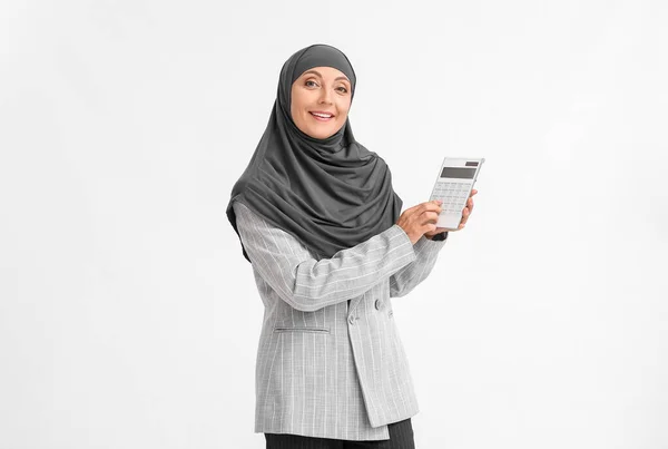 Muslimische Sekretärin Mit Taschenrechner Auf Hellem Hintergrund — Stockfoto