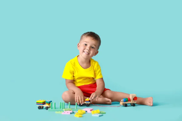 Милий Маленький Хлопчик Грає Дерев Яними Іграшками Синьому Фоні — стокове фото