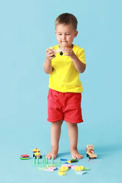 Menino Bonito Com Brinquedos Madeira Fundo Azul — Fotografia de Stock