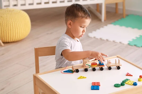 Χαριτωμένο Μικρό Αγόρι Παίζει Ξύλινα Παιχνίδια Στο Τραπέζι Στο Δωμάτιο — Φωτογραφία Αρχείου