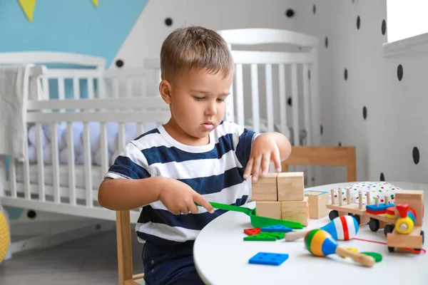 かわいいです男の子遊びますともに木製のキューブで家 — ストック写真