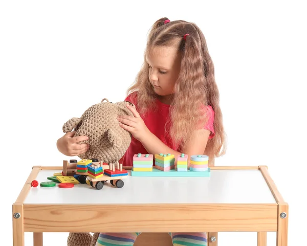 Menina Bonito Com Ursinho Pelúcia Sentado Mesa Fundo Branco — Fotografia de Stock