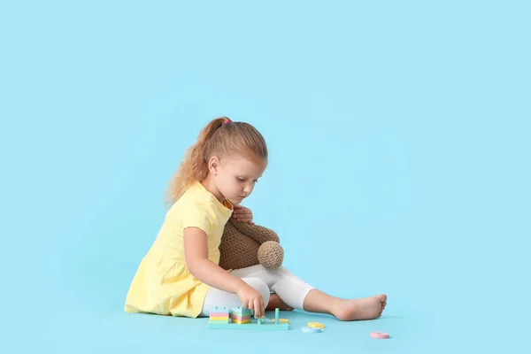 Schattig Klein Meisje Spelen Met Bouwstenen Blauwe Achtergrond — Stockfoto