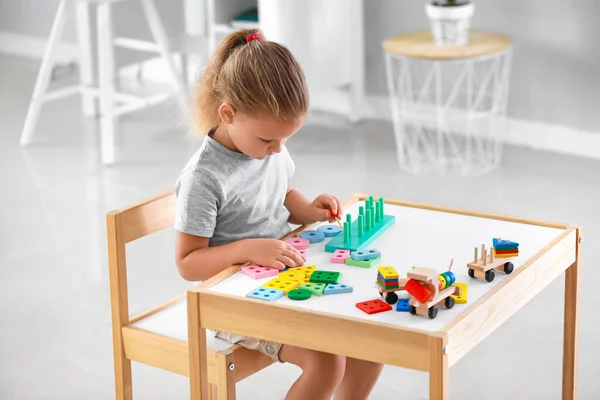 Schattig Klein Meisje Spelen Met Bouwstenen Aan Tafel Kamer — Stockfoto