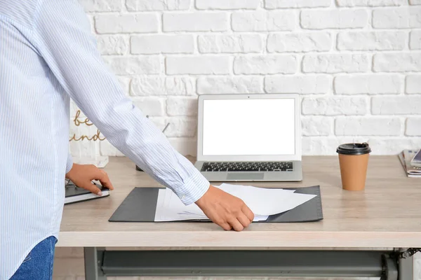 Junge Frau Arbeitet Tisch — Stockfoto