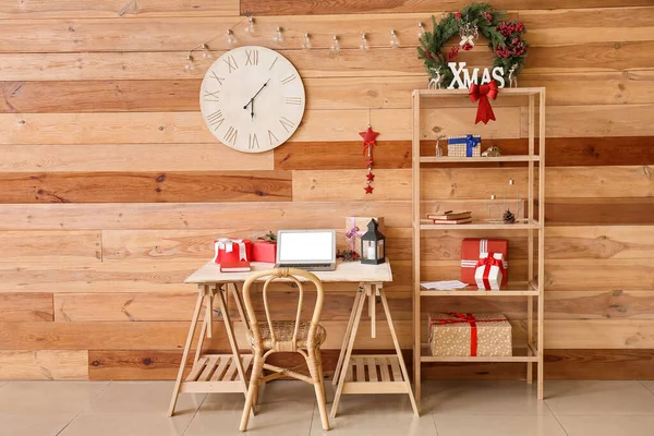 職場とクリスマスプレゼント付きのモダンな部屋のインテリア — ストック写真