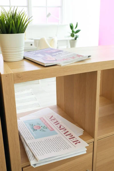 Wooden Shelves Magazines Newspapers Houseplant Room — Stock Photo, Image
