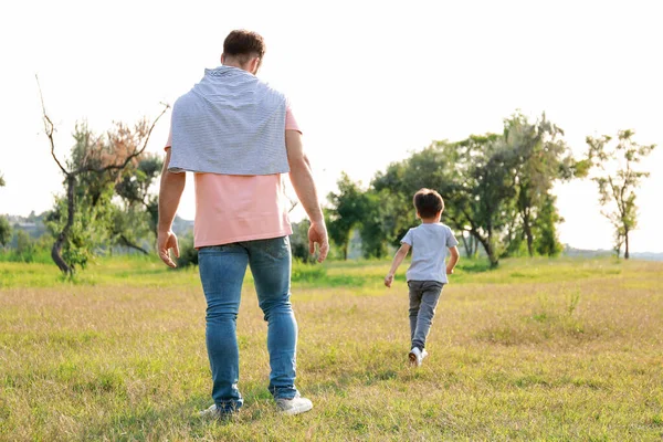 Bambino Che Cammina Con Suo Padre Nel Parco Nella Giornata — Foto Stock