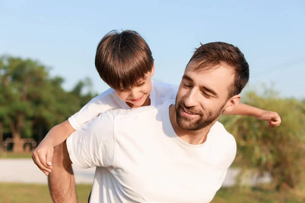 阳光灿烂的日子 父亲把他的小儿子抱在公园里 — 图库照片