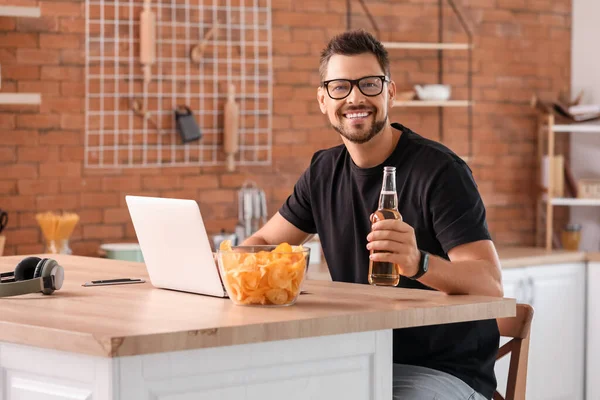 Bonito Homem Com Laptop Bebendo Cerveja Cozinha — Fotografia de Stock