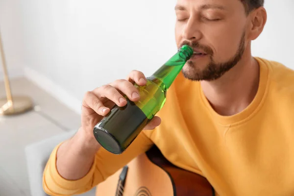 Bonito Homem Bebendo Cerveja Casa — Fotografia de Stock