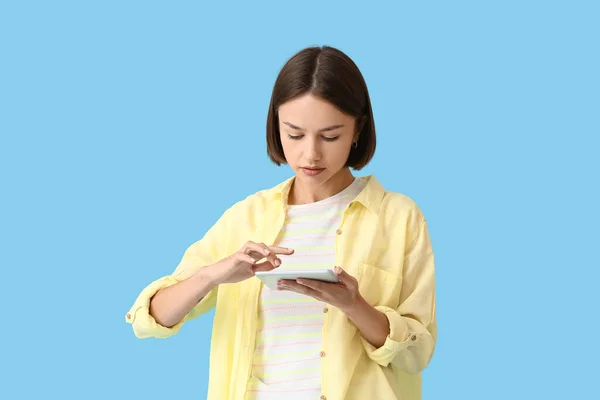 Junge Frau Mit Tablet Auf Farbigem Hintergrund — Stockfoto