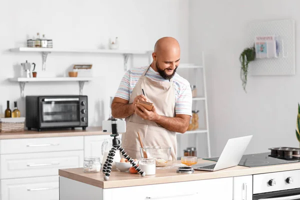 Yakışıklı Adam Mutfaktaki Dizüstü Bilgisayarda Yemek Pişirirken Alıyor — Stok fotoğraf
