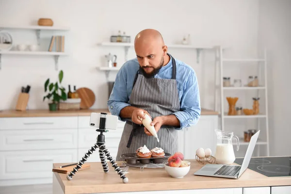 Schöner Mann Dekoriert Pfirsich Muffins Mit Sahne Während Videotutorial Der — Stockfoto