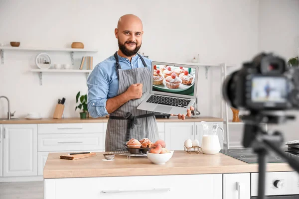 Handsome Man Laptop Peach Muffins Kitchen — Stock Photo, Image