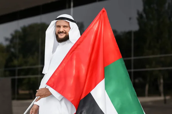 Férfi Hagyományos Ruhában Egyesült Arab Emírségek Nemzeti Zászlajával Szabadban — Stock Fotó