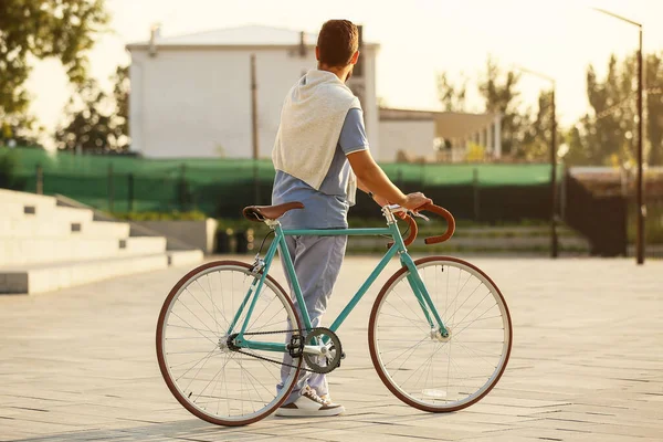 Красивий Чоловік Велосипедом Набережній — стокове фото