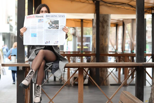 Stylish Young Woman Reading Newspaper Street Cafe — Stock Photo, Image
