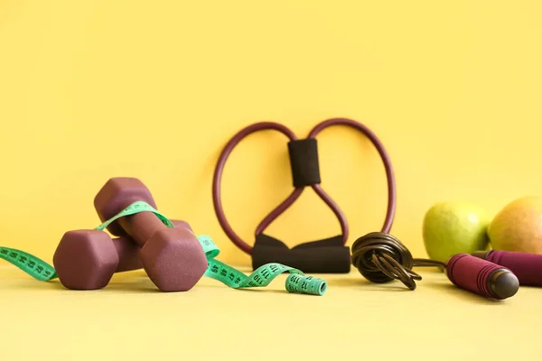 Equipamiento Deportivo Con Estilo Sobre Fondo Amarillo — Foto de Stock