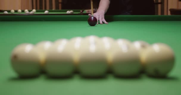 Mann Spielt Billard Nahaufnahme — Stockvideo