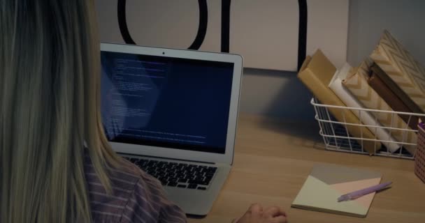 Programador Feminino Trabalhando Laptop Mesa — Vídeo de Stock
