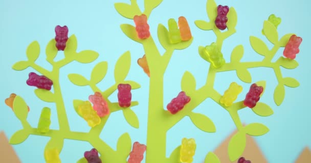 Декоративное Дерево Многими Желейными Медведями Цветном Фоне — стоковое видео