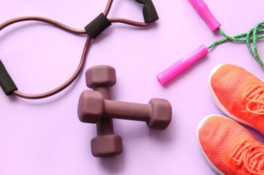 Mor arka planda şık spor ekipmanları