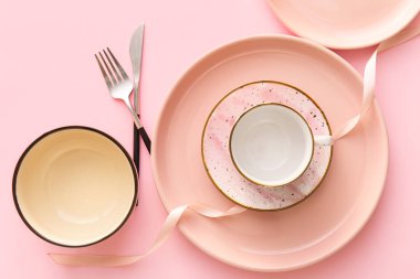 Pembe arka planda şık yemek takımları