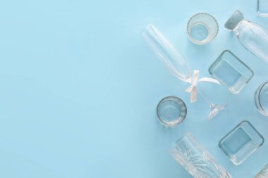 Mavi arka planda şık cam yemek takımları