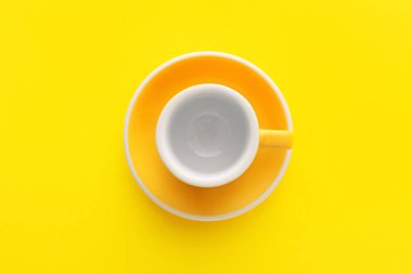 Sarı arka planda şık fincan ve tabak