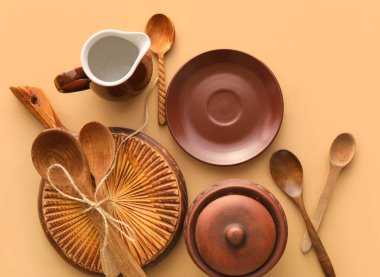 Bej arka planda şık yemek takımları