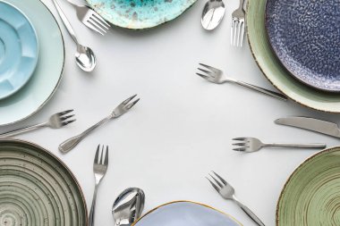 Hafif arkaplanda şık yemek takımlarından yapılmış çerçeve