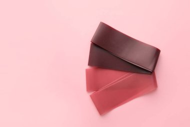 Pembe arka planda şık elastik bantlar