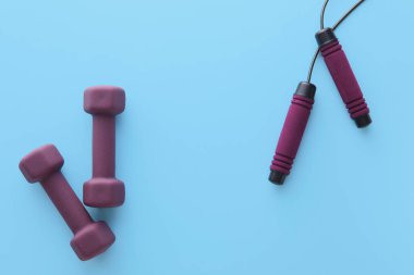 Şık halterler ve mavi arkaplanda ip atlama