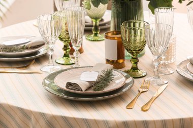 Düğün davetiyeli şık masa ayarları